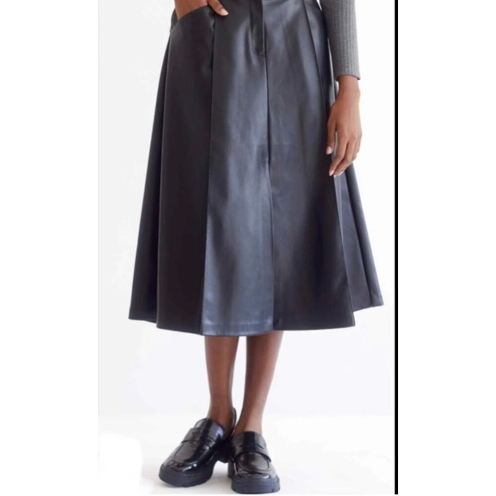 Tahari Black Faux Leather Pleated Skirt Sz 10